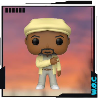 Figura Funko Pop de personagem com roupa amarela e cinza sobre fundo de pôr do sol