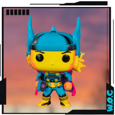 Figura Funko Pop do Thor com máscara azul e martelo roxo