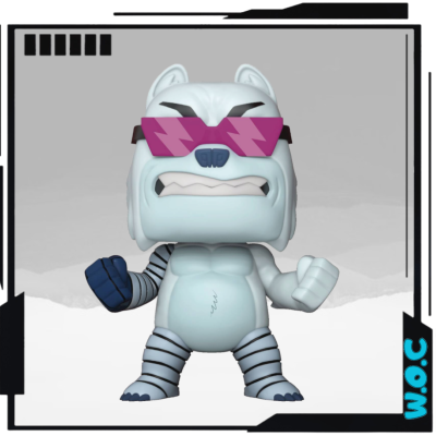 Figura de urso branco estilizado com óculos de sol rosa e riscas pretas e brancas