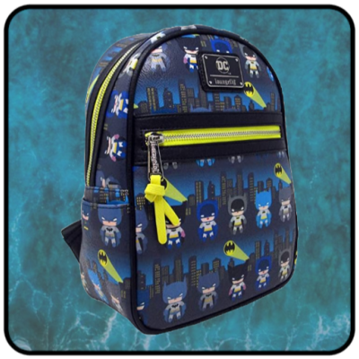 Mochila pequena azul escuro com personagens da DC Comics em estilo cartoon e zíperes amarelos