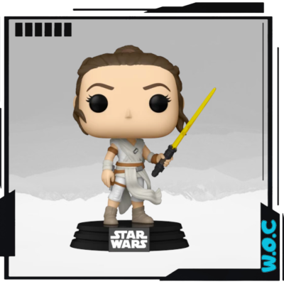 Figura Funko Pop da personagem Rey de Star Wars com sabre de luz amarelho.