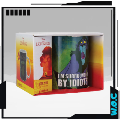 Caneca The Lion King com imagem de Rafiki e texto I'M SURROUNDED BY IDIOTS na caixa