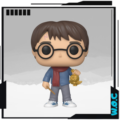 Figura colecionável Funko Pop de Harry Potter com roupa azul e cachecol vermelho a segurar uma varinha e um pomo de ouro.