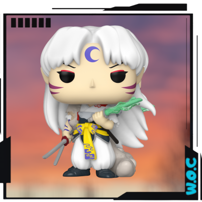 Figura Funko Pop personagem com cabelo branco, roupa branca e amarela, segurando armas, fundo alaranjado e preto