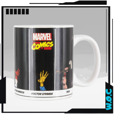 Caneca preta com design Marvel Comics e representações das mãos de três super-heróis.