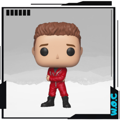 Figura Funko Pop em macacão vermelho sobre fundo cinzento com texto azul