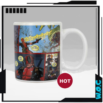 Caneca branca com design de banda desenhada Deadpool e texto visível.