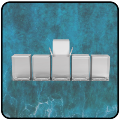 Cinco caixas de papelão brancas alinhadas, uma aberta, sobre fundo azul com textura de água