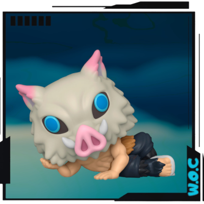 Figura de ação com máscara de javali e corpo musculoso deitado com calças pretas