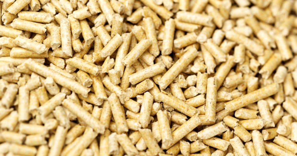 Pellets de madeira castanha clara compactados