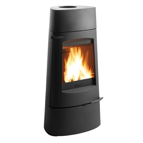 Salamandra a Lenha Invicta Aratos Lareira preta moderna em metal com grande janela de vidro e fogo aceso