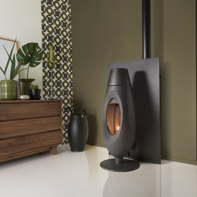 Lareira moderna preta oval em sala com móvel de madeira, plantas e cortina geométrica