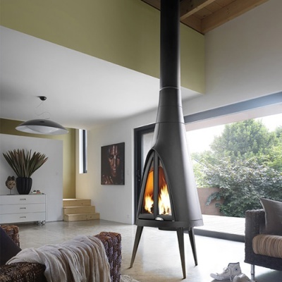 Lareira de chão moderna em metal preto numa sala com janela grande e decoração neutra