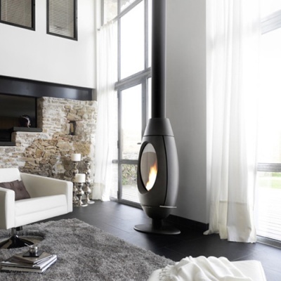 Lareira moderna suspensa em metal preto com fogo visível numa sala luminosa