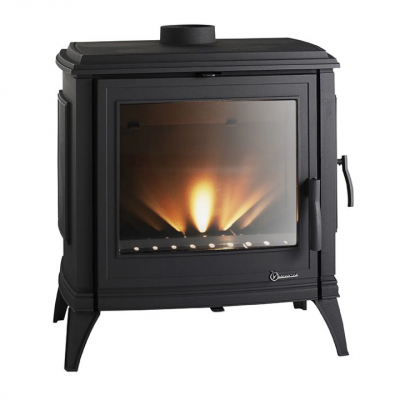 Fogão a lenha metálico preto com vidro transparente e chamas visíveis