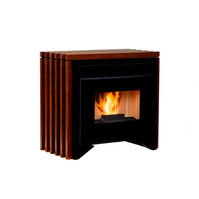 Lareira portátil elétrica em madeira castanha e preto com fogo visível.