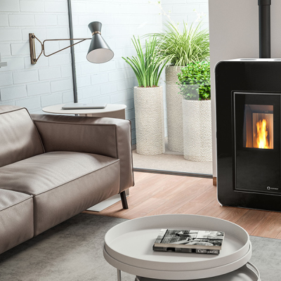 Sala de estar moderna com lareira preta a lenha em funcionamento, sofá castanho em pele, mesa redonda branca e plantas verdes