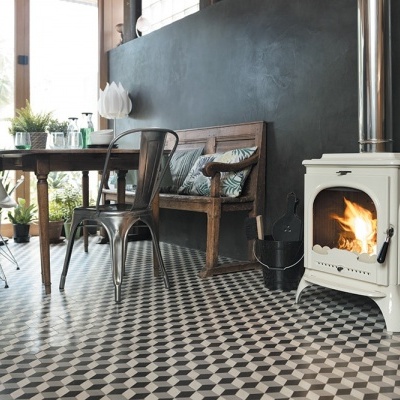 Sala de jantar com lareira a lenha branca e mesa de madeira com cadeiras