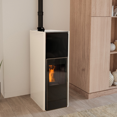 Salamandra branca com porta de vidro preto a mostrar fogo no interior