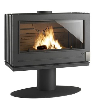 Lareira de metal preto com porta de vidro e fogo visível