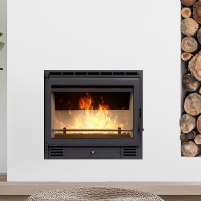 Lareira moderna embutida a queimar madeira com pilha de troncos ao lado