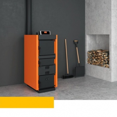 Aquecedor ou caldeira laranja e preta junto a lareira com lenha