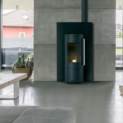 Lareira moderna preta com porta de vidro numa sala minimalista