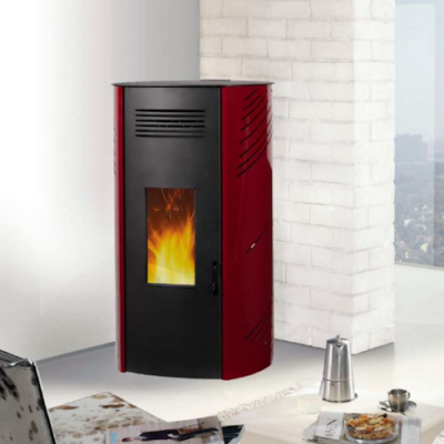 Estufa de pellets vermelha e preta com chama visível, em sala com parede branca de tijolos e janela com vista urbana
