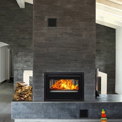 Lareira embutida em parede de pedra cinzenta com vidro frontal e fogo aceso