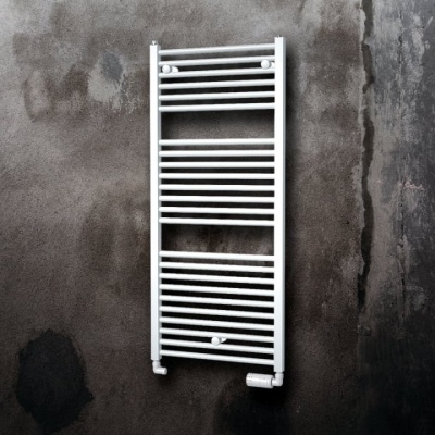aquecedor de toalhas metálico branco numa parede de betão