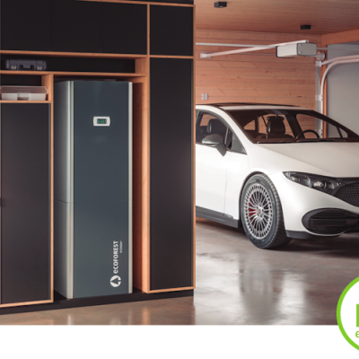 Bomba de calor Ecoforest instalada numa garagem moderna com carro elétrico branco