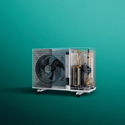 Unidade externa de ar condicionado com ventilador e componentes internos expostos