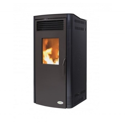 Estufa de pellet preta retangular com porta de vidro e chama visível