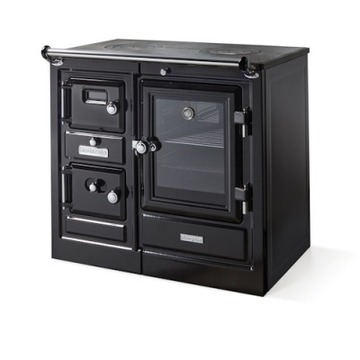 Fogão a lenha preto com porta de vidro e várias portas metálicas