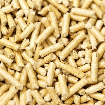 Pellets de madeira castanha clara compactados