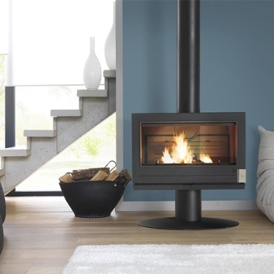 Lareira moderna a arder na sala com parede azul e escada cinzenta