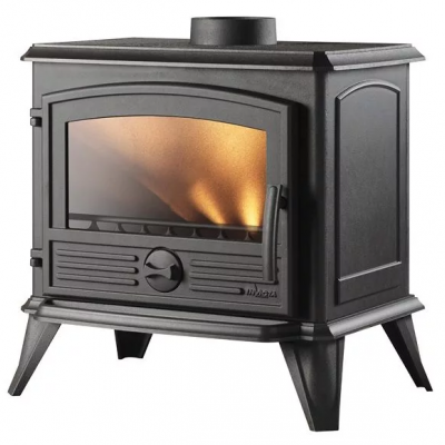 Lareira em ferro fundido preto com janela de vidro e chama visível