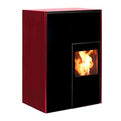 Estufa preta com laterais vermelhas e fogo visível na janela frontal