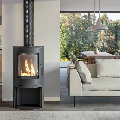 Sala de estar moderna com sofá creme, lareira preta acesa e grandes janelas