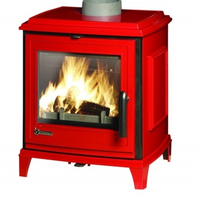 Lareira a lenha vermelha com porta de vidro e fogo aceso