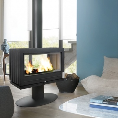 Lareira preta de chão com vidro e chaminé numa sala de estar moderna