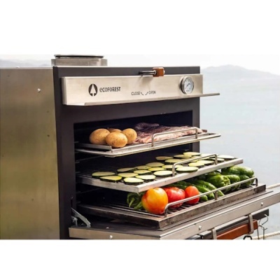 Forno industrial ECOFOREST com vários alimentos em grelhas abertas