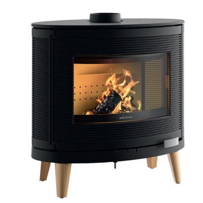 Lareira a lenha preta com vidro e pés de madeira clara