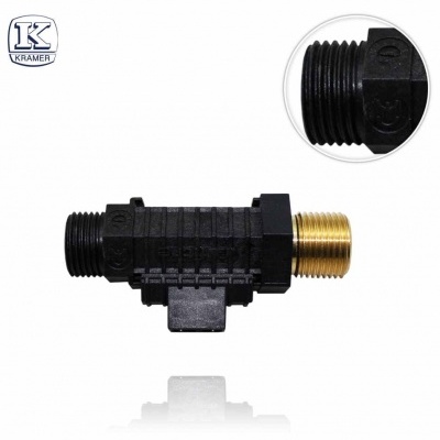 Conector preto e dourado com roscas, sobre fundo branco com logótipo KRAMER