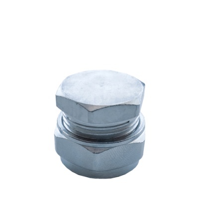 Parafuso metálico cromado hexagonal em fundo branco