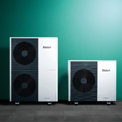 Dois equipamentos com ventoinhas pretas e marca Vaillant sobre chão cinzento e fundo verde