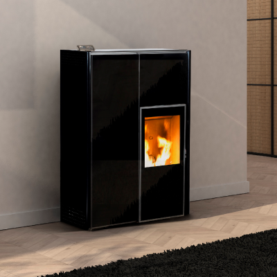 Lareira pellet moderna preta com chama visível e banco de madeira ao lado