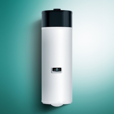 Termoacumulador branco com topo preto e visor digital