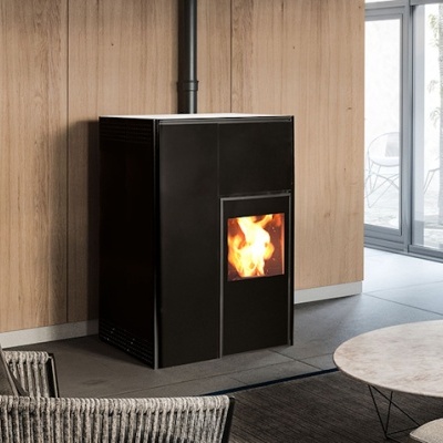 Lareira a pellet preta com vidro frontal e fogo