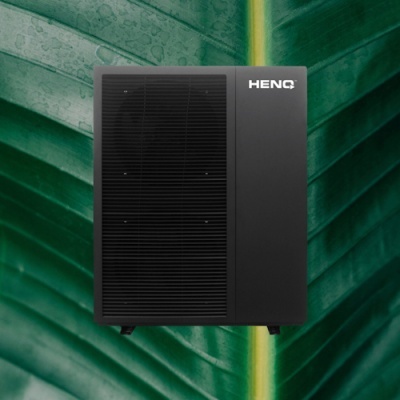 Armadilha elétrica para insetos preta com logotipo HENQ sobre fundo de folhas verdes